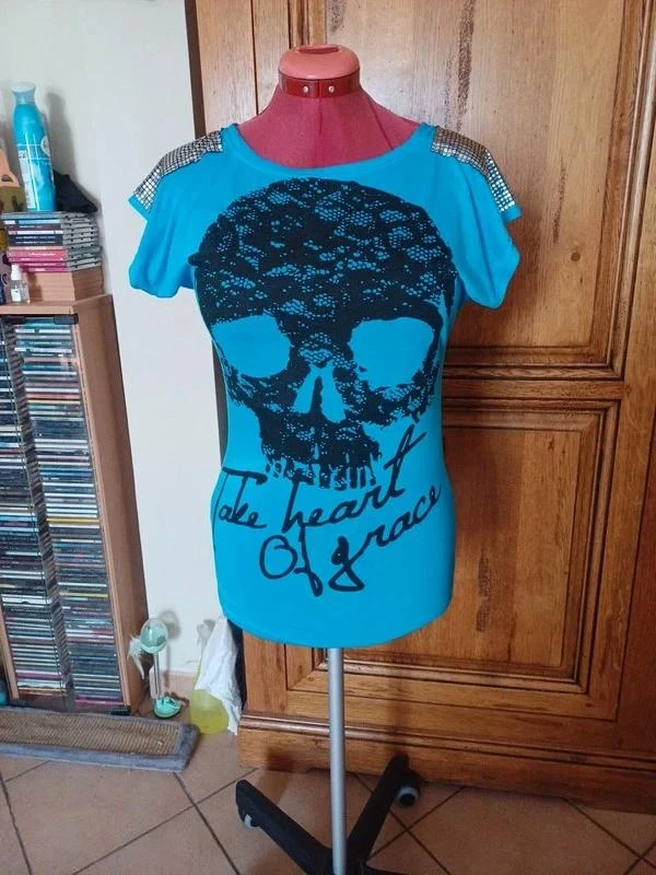 T shirt azul con cabeza de muerte negra con strass en los hombros nuevo – photo 2